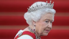 Кралица Елизабет ІІ лично сервирала чай на работник в Бъкингамския дворец