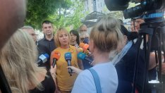 "Изправи се! Мутри вън!" сменя името, махат "мутрите"