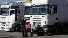 Руски и украински тираджии бедстват по паркинги. Без храна, вода, пари...