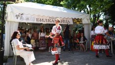 Стотици варненци празнуваха Еньовден в Музея по история на медицината