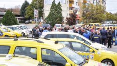 Таксиджии изнемогват. Общината им прибира 700 стотака. Готвят протест във Варна