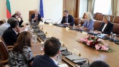 Правителството и туристическият бранш стартират диалог за допълнително изсветляване на бизнеса