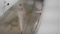 Гледката е веднъж! В кръг, тичешком &ndash; мъж си взе душ на автомивка