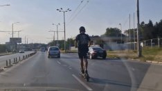 Мъж с тротинетка криволичи с бясна скорост между колите по бул. "Сливница" във Варна