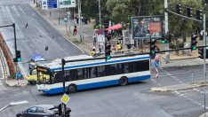 Тролей и такси се блъснаха в центъра на Варна