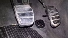 Знаете ли: Защо много от автомобилите имат бутон под педала на газта?