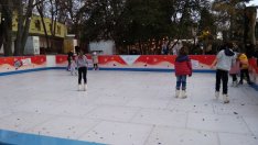 Безплатна ледена пързалка радва варненци за празниците