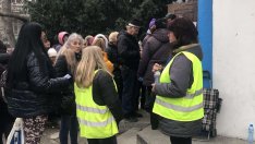 Обособени са две гишета за издаване на карти за градския транспорт за учащи