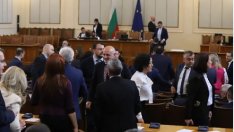"Възраждане" и ПП-ДБ се "хванаха за гушите" в парламента