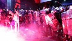 Много ранени след сблъсъци на полиция и протестиращи в Нови Сад