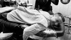 Натиреният от БСП Божанков си татуира черна овца (СНИМКИ)