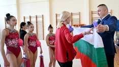 Портних подари трибагреник на ансамбъла по художествена гимнастика