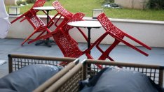 И гърците ограничиха ходенето на ресторант 