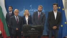 ГЕРБ-СДС, ПП-ДБ и ДПС внесоха подписите за промени в Конституцията (ВИДЕО)