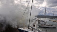 Огромни вълни в събота по морето