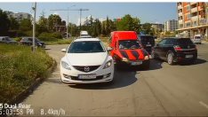 Джигит с баничарка от Добрич удари кола във Варна и избяга