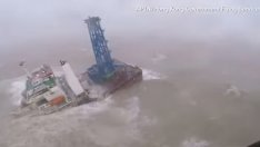 Кораб се разцепи на две, 27 моряци са в неизвестност (ВИДЕО)