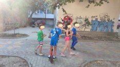 Деца играят между глутница кучета в центъра на Варна (СНИМКИ)