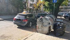 Ауди спря до казани за смет и го засипаха с боклук