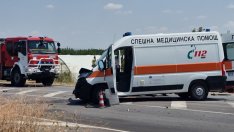 Два трупа на пътя след катастрофа с линейка (ВИДЕО)
