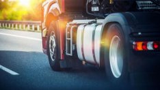 Трик с колана: Как тираджийка защитава камиона си от нагли крадци ВИДЕО