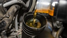 Какво трябва да бъде нивото на маслото в двигателя