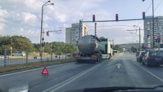 Цистерна аварира пред сградата на КАТ във Варна