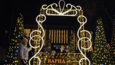 Коледният базар на пл. „Независимост“ отвори врати (СНИМКИ)