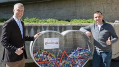 Сложиха сърце за капачки пред сградата на Община Варна