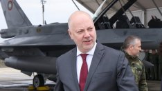 Росен Желязков посрещна първия български изтребител F-16 Block 70