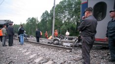 Два влака дерайлираха на различни места в Русия, един е загинал
