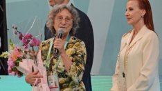 Почетоха с цветя и подаръци Нешка Робева във Варна за 80-ия й юбилей