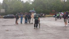 В дъжда: Привърженици на "Възраждане" чакат Урсула фон дер Лайен пред ВМЗ-Сопот