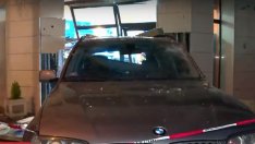 BMW се вряза в магазин, има пострадали (ВИДЕО)