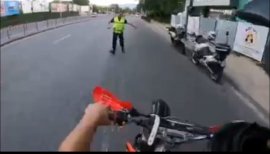 Полицаи преследваха моторист във Варна