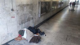 Бездомници превзеха подлезите във Варна (СНИМКИ)