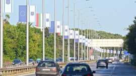 Поставиха 174 знамена на входовете и изходите на Варна