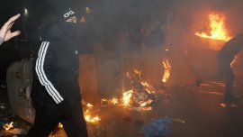 Напрежението ескалира пред централата на ДПС-Ново начало в София (СНИМКИ)