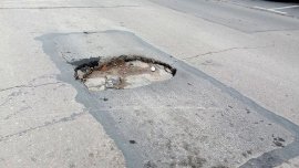 Огромна дупка дебне варненци на ул. "Тодор Влайков“