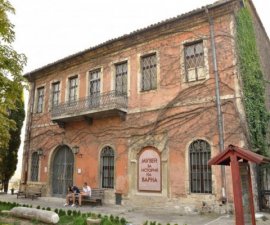 Благотворителен базар се провежда в Музей за нова история на Варна