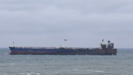 Oпитват да изтеглят танкера Kairos на пристанището в Бургас