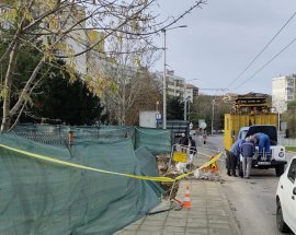 Стълб от тролейбусната мрежа пропадна във Варна