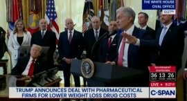 Тръмп заспа, а друг припадна по време на пресконференция! (ВИДЕО)