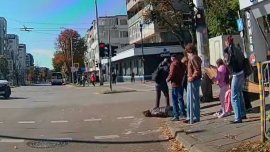 На косъм от трагедия: Ограда събори жена в центъра на Варна върху пътното платно