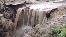 Варненец се възмущава: Вижте състоянието на новоизградените шахти по време на дъжд