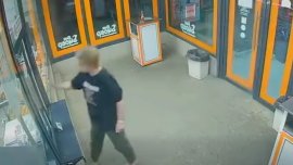 Появиха се кадри как жената, тормозеща к-в "Младоста", вади нож в заведение за бързо хранене