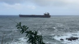 Пускат с вертолет провизии за екипажа на блокирания танкер край Ахтопол