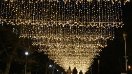 Започнаха да слагат коледната украса във Варна 