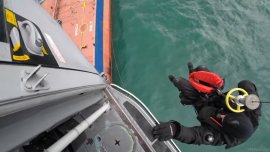 Във Варна показаха кадри от спасителната акция по евакуация на моряци от "Кайрос" (ВИДЕО)