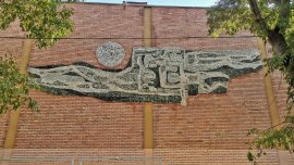 Мозайката от бившата автогара "грейна" върху фасадата на Хуманитарната гимназия във Варна